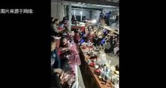 河南农村这一幕  该叫福利还是悲剧？