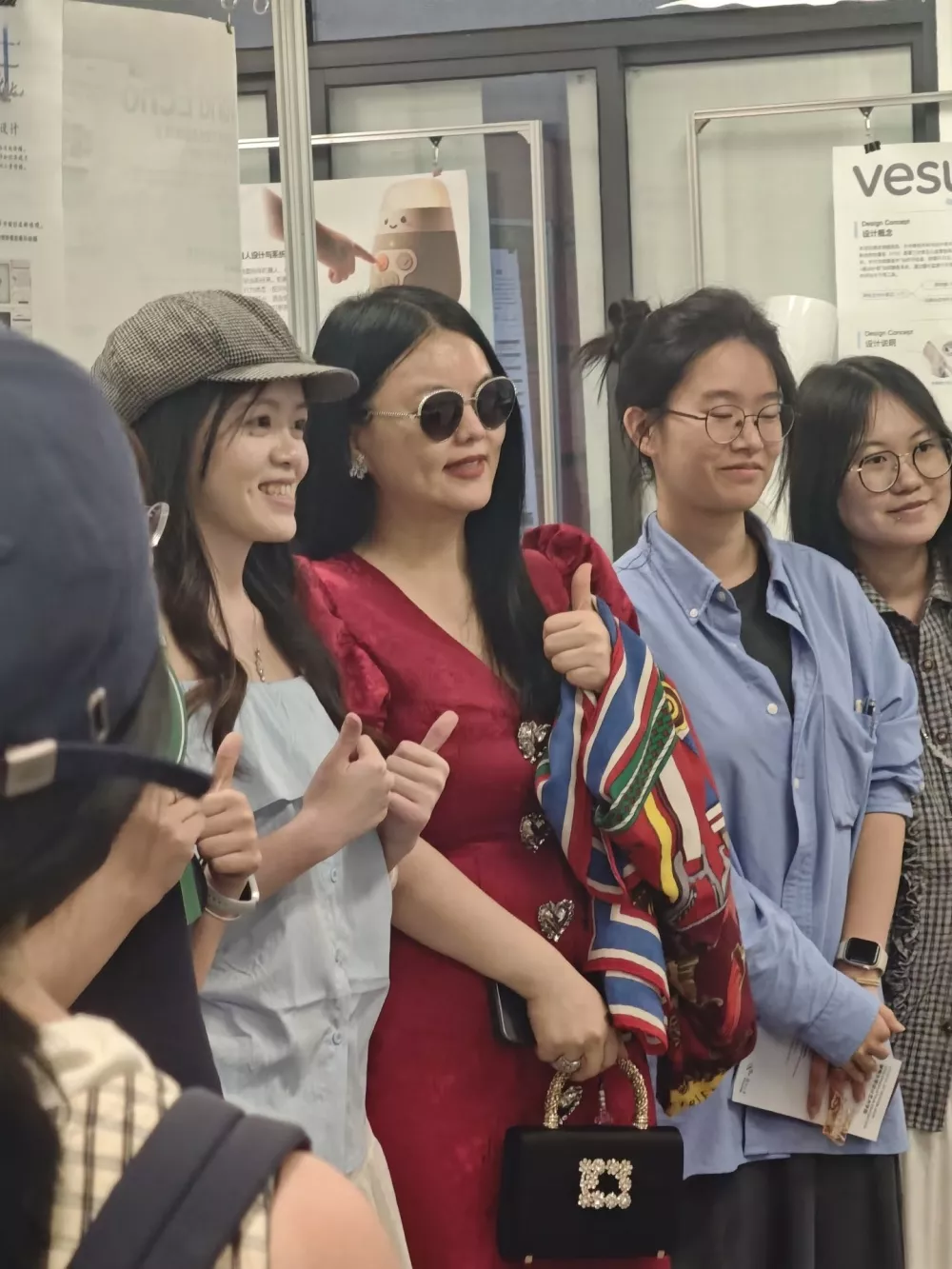 50岁李湘现身湖南大学看毕业展，身材暴瘦变化大