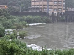 基隆碇内基隆河再爆大量不明泡沫 疑大雨偷排停抽自来水追污染源
