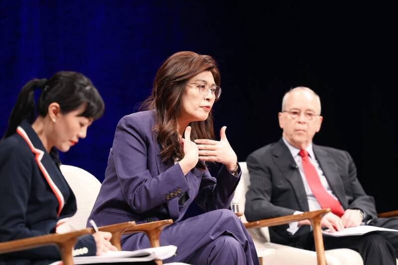 国民党主席郑丽文(中)台湾时间6月9日受邀到亚洲协会(Asia Society)纽约总部,参加一公开座谈。 (资料照,取自郑丽文脸书)