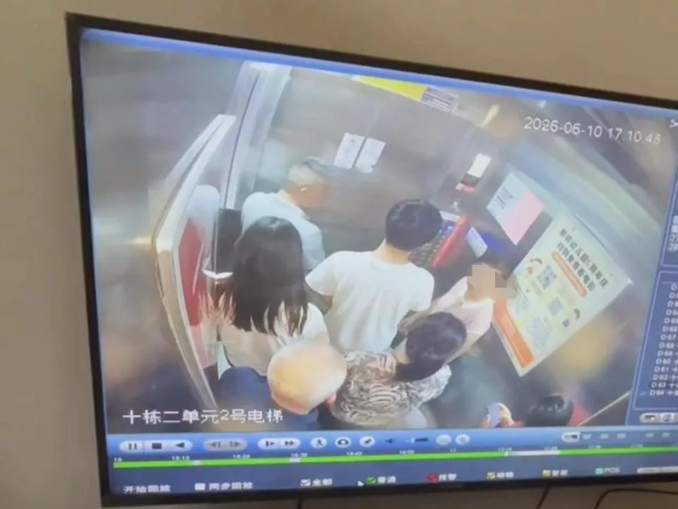 49岁女士坠入电梯井身亡，家属质疑保安违规打开电梯门