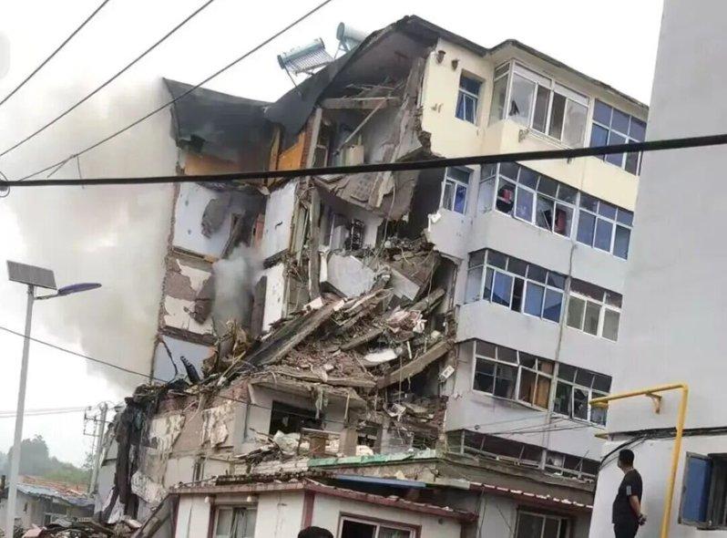 辽宁葫芦岛市南票区一处公寓大楼29日上午疑因液化气泄漏发生爆炸，造成3人失联、8...