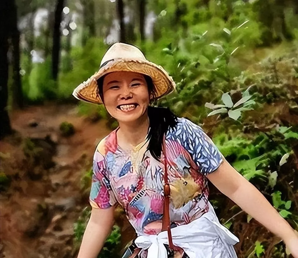 50岁龚琳娜现状:离婚后在云南独居,自己潇洒