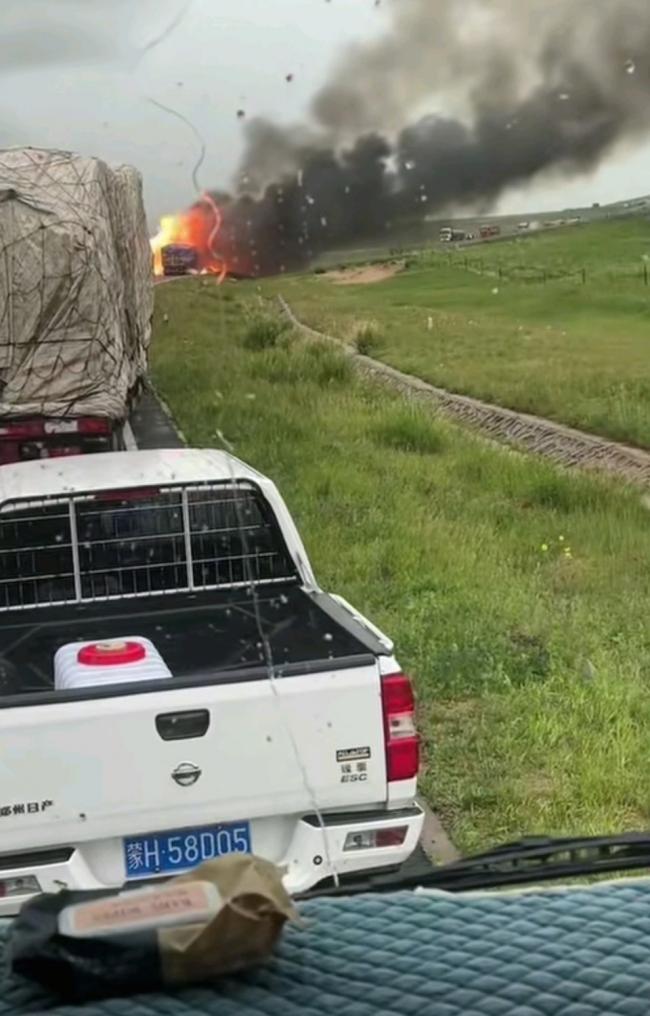 中国“北境公路之王”爆炸 现场蘑菇云冲天 中国“北境公路之王”爆炸 现场蘑菇云冲天
