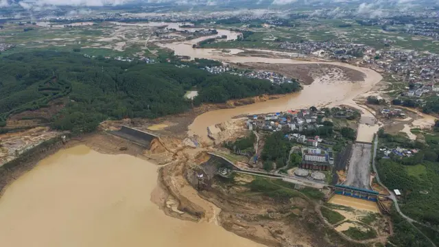 中国广西壮族自治区南宁市横州市,六蓝水库在洪水中被淹没(摄于2026年7月7日)。