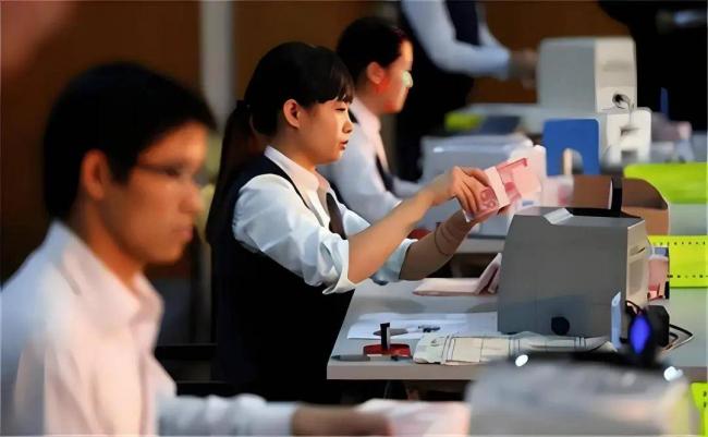 金饭碗彻底凉了！年轻人扎堆辞职