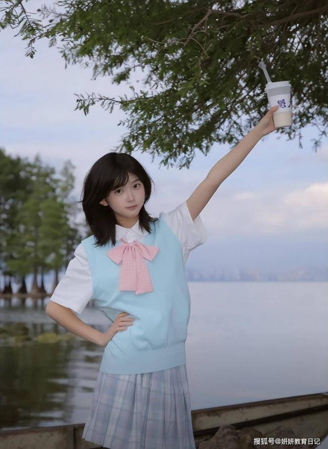“别碰体育生”，一张高中母女合照令人心酸