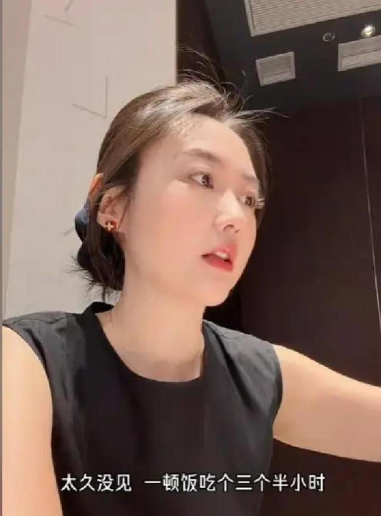 空姐16年飞来飞去累坏，离职后买房陪女儿每周健身
