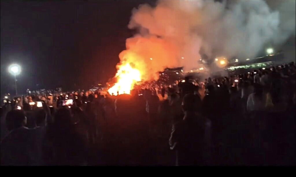 大陆云南曲靖建文村6日晚间火把节活动时发生火灾事故,16人灼伤。图/取自澎湃新闻 大陆云南曲靖建文村6日晚间火把节活动时发生火灾事故,16人灼伤。图/取自澎湃新闻