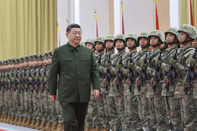 中共领导人习近平阅兵情形。(美联社档案照) 中共领导人习近平阅兵情形。(美联社档案照)