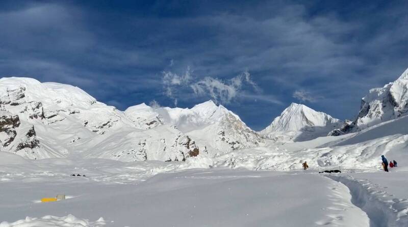 喜马拉雅山区希姆隆峰(Himlung Himal)基地营周日遭大规模雪崩袭击,营地被约4.3公尺深的积雪掩埋。(路透) 喜马拉雅山区希姆隆峰(Himlung Himal)基地营周日遭大规模雪崩袭击,营地被约4.3公尺深的积雪掩埋。(路透)