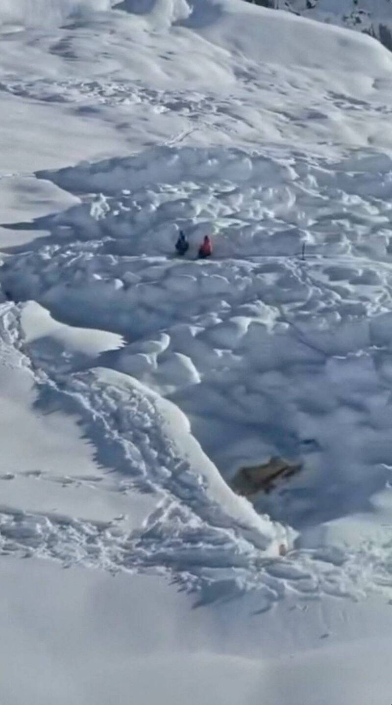 周日上午大片积雪崩落,直接冲击基地营,将登山人员的帐篷掩埋。(路透) 周日上午大片积雪崩落,直接冲击基地营,将登山人员的帐篷掩埋。(路透)